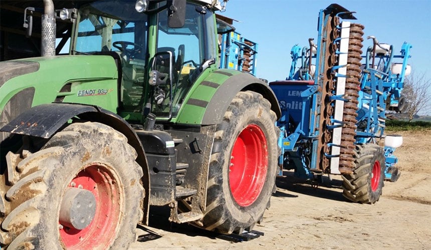 Fendt 930 – 305 HP tractor – equipped with a seeder