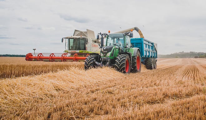Harvester with IF maxi traction tyres