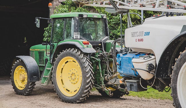 Narrow tyres for a mounted sprayer