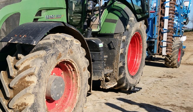 lestage-pneu-agricole-pesee-a-lessieu-arriere-dun-tracteur