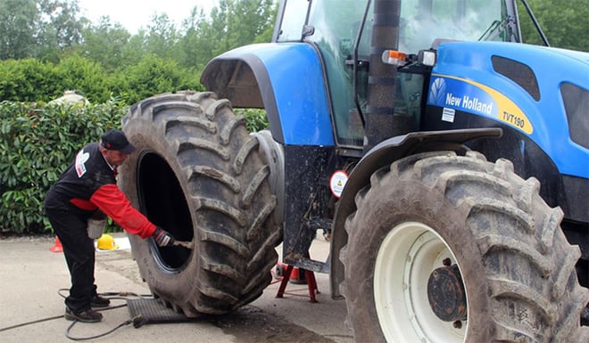 Mounting a tractor tyre