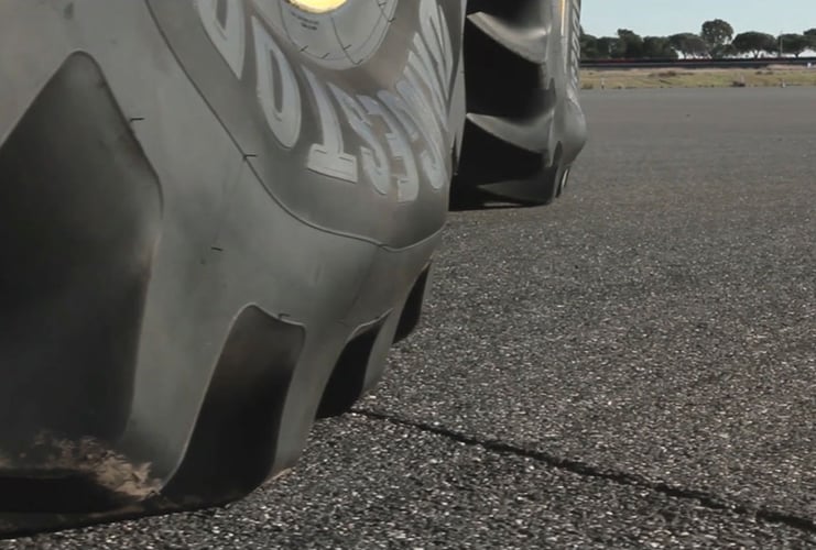 Deflection of the tractor tyre in contact with the ground