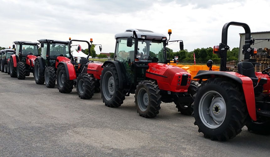 Winegrower tractors equipped with vineyard tyres