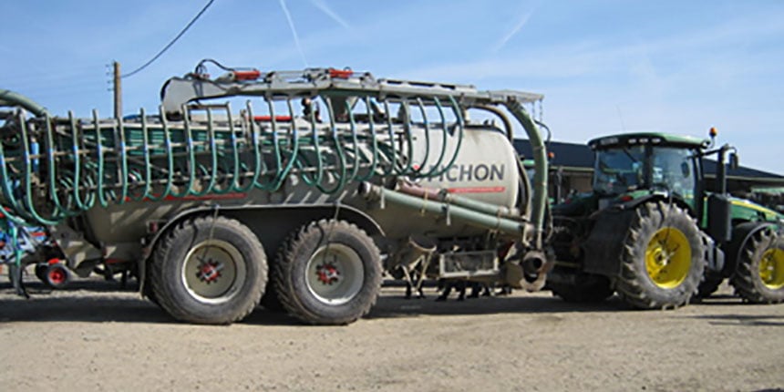 Central inflation system on the tractor and its trailer