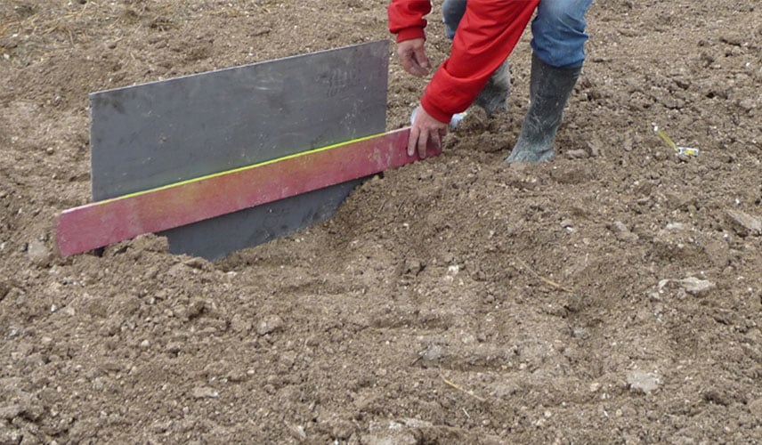 Measuring the depth of the tractor tyre footprint