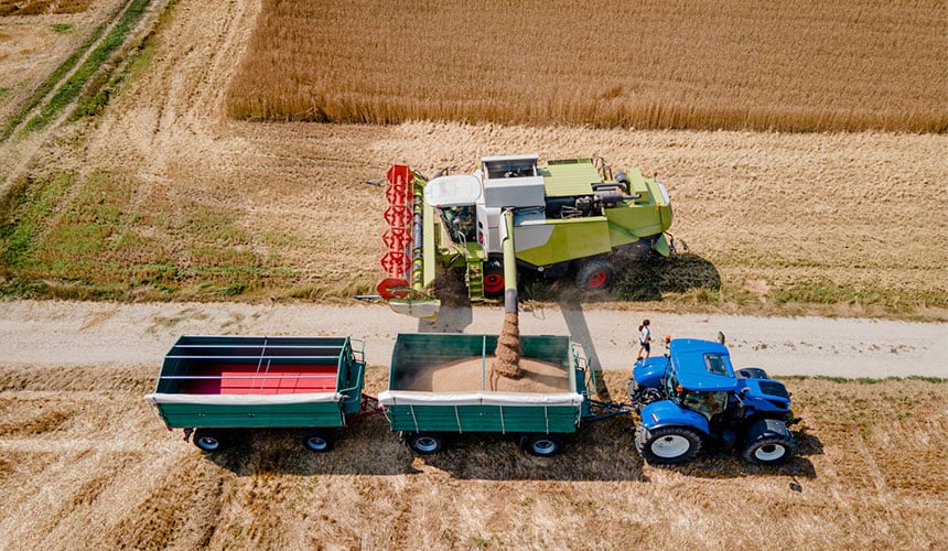 Unloading at the edge of the field to avoid compacting the soil with high-pressure tyres