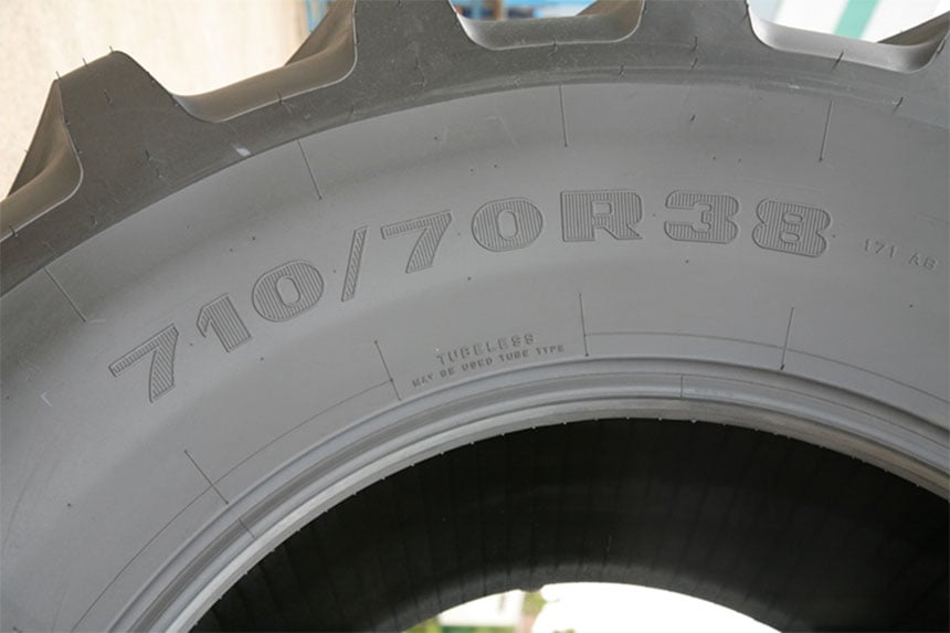 Marking on the tyre sidewall of the section width which corresponds to 710 mm