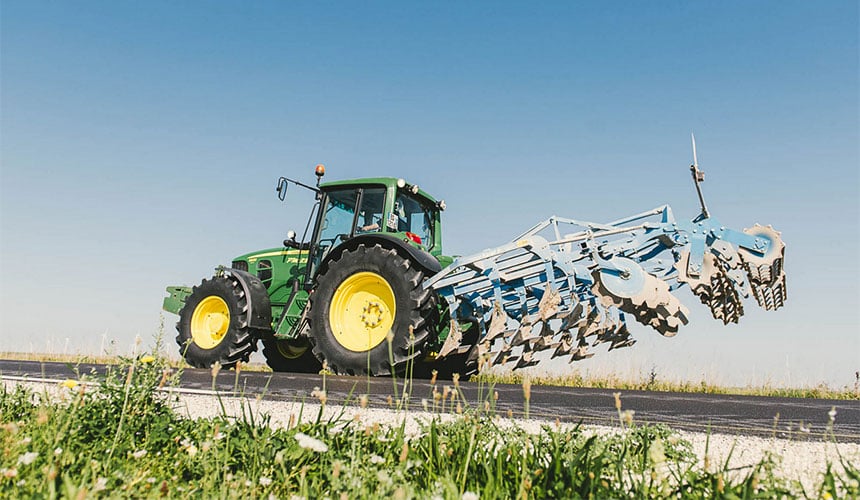 The VX-R TRACTOR tyre is produced using a reinforced casing which is highly resistant to load