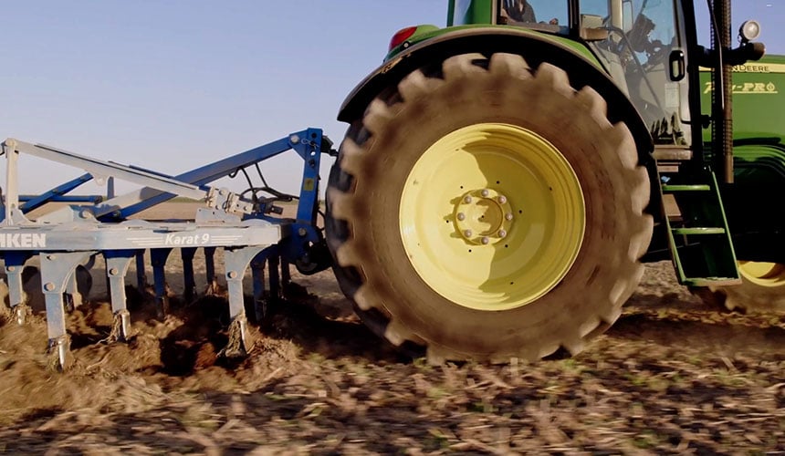 VX-R TRACTOR tyre with very efficient traction