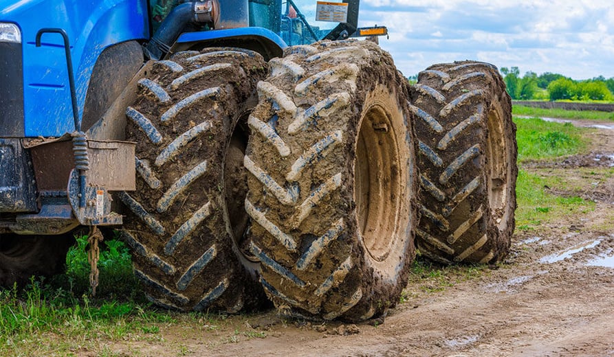 How do you ensure that your tractor tyres have a good self-cleaning capacity?