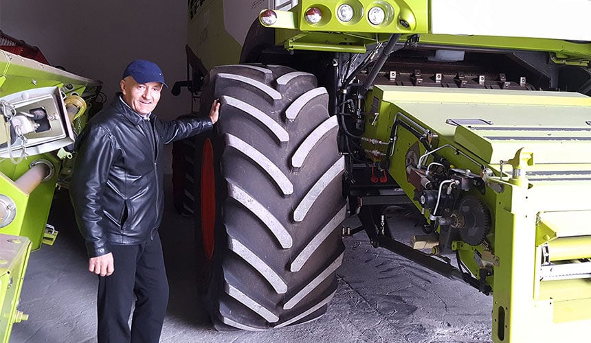 Claas harvester equipped with VT-Combine tyres