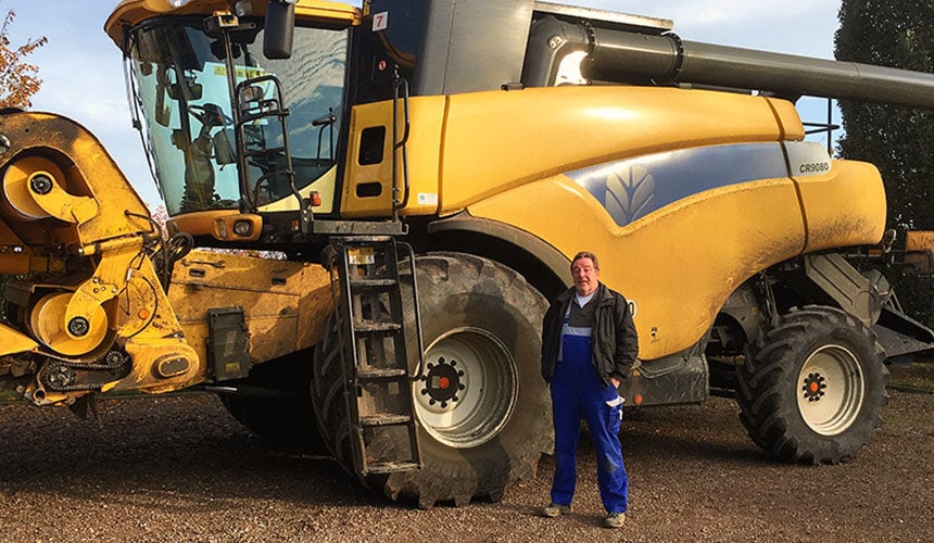  New Holland CR 9080 harvester equipped with VT-Combine tyres