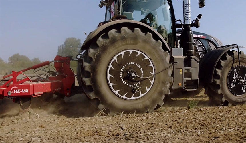 Fendt 724 Vario tractor equipped with VT-Tractor tyres
