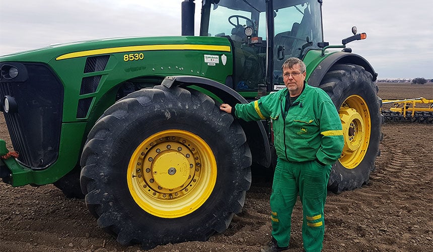 John Deere 8530 tractor, equipped with VX-TRACTOR tyres